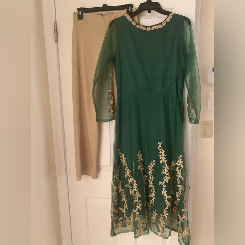 Beautiful Bollywood Pakistani Indian brand new 2 piece outfit. Taking best offer